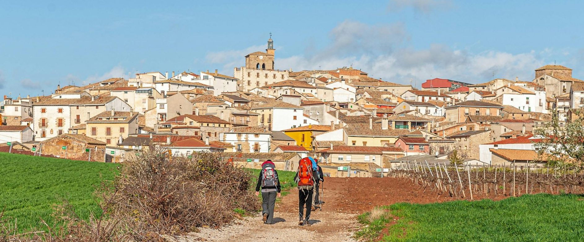 Moving to Spain With VanOne - Cirauqui, NC, Spanien Group with Backpacks Walking on the Way of St James Towards Galicia, Spain